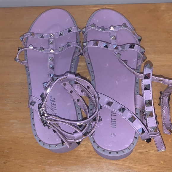 Lavender studded flatform sandals - Picture 7 of 8